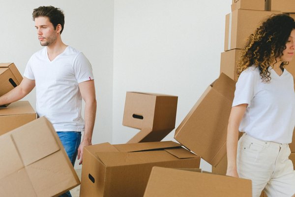 Quelles sont les étapes pour construire un four à pizza extérieur en utilisant des matériaux recyclés ?