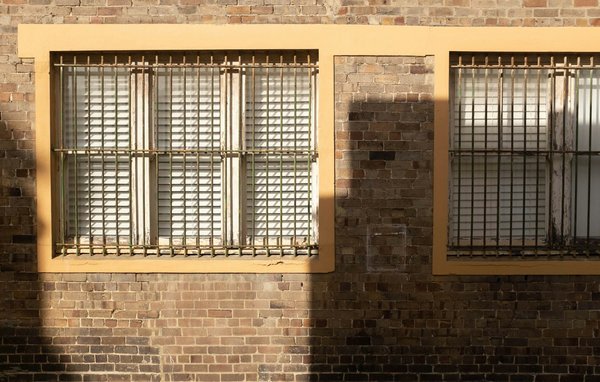 Comment nettoyer efficacement des joints de fenêtre noircis par la pollution ?